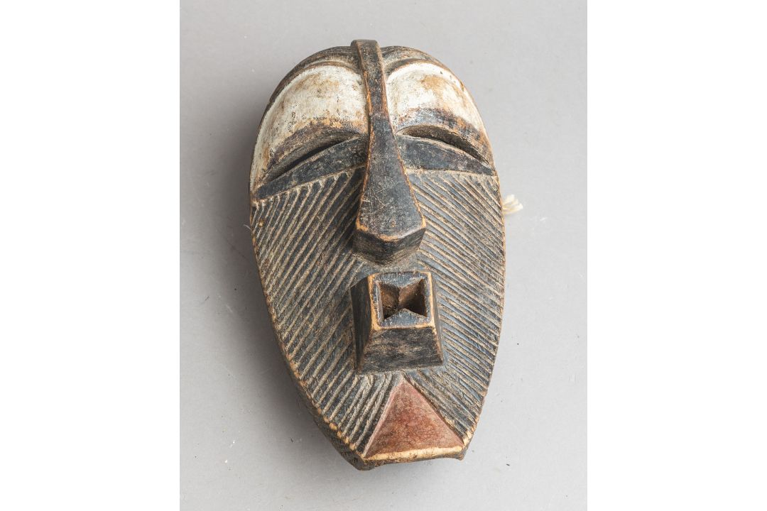 Maske "Kifwebe" (Songye, Demokratische Republik Kongo, Alter unbekannt) - Bild 1 aus 2