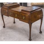 Frisiertisch (England, Queen-Anne-Stil)