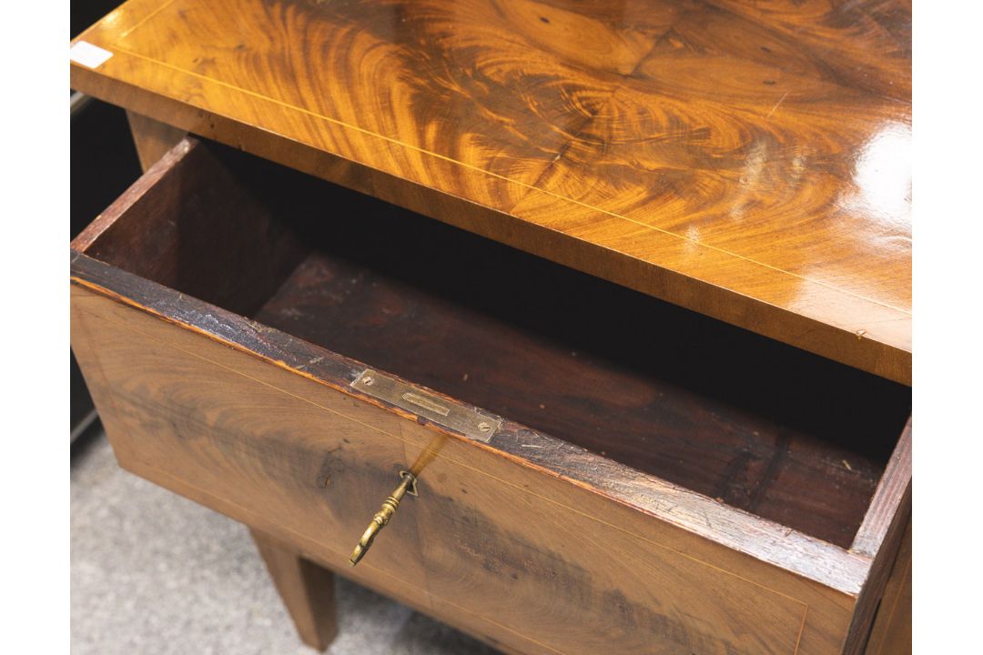 Kleine kubische Kommode (Biedermeier, 19. Jh.) - Bild 2 aus 2