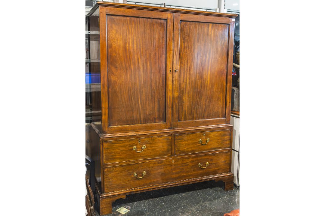 Aufsatzschrank (England, 19. Jh.)