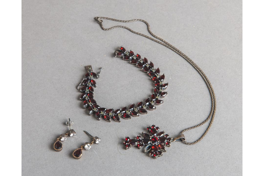 3-teiliges Set von Granatschmuck (um 1900)