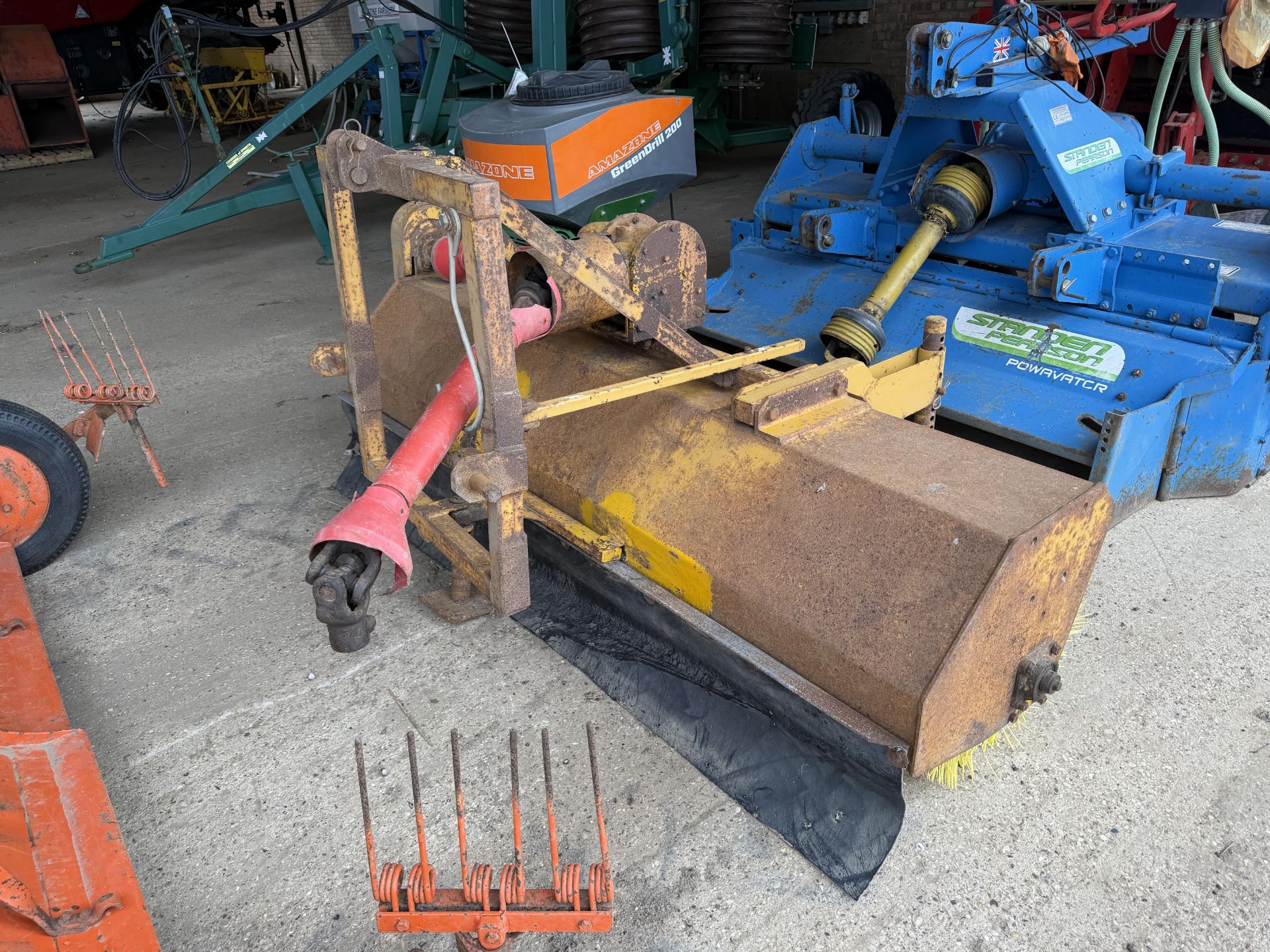 Sturdiluxe 3pt mounted yard brush 2.1m, pto driven, with 540 pto - Image 2 of 5