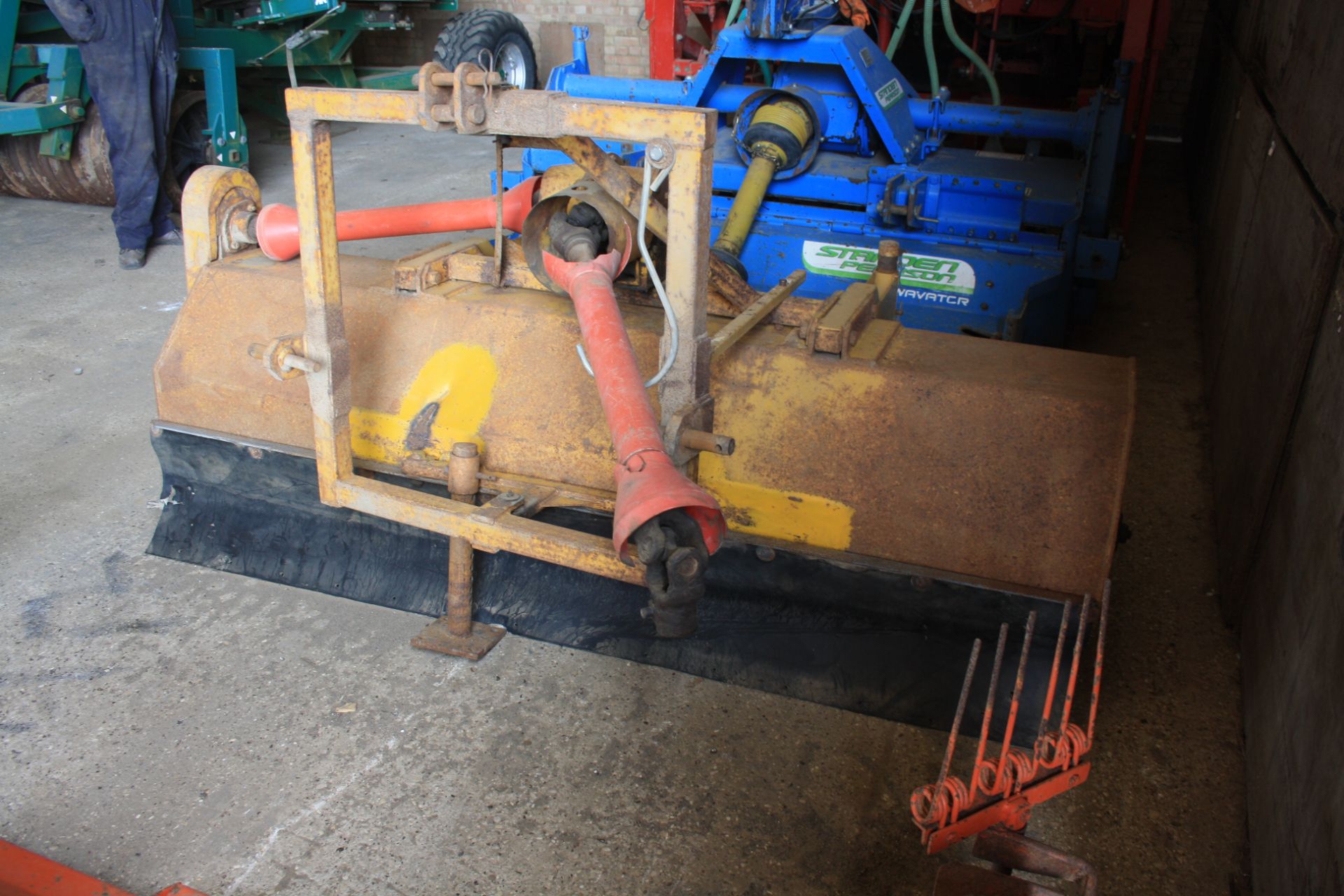 Sturdiluxe 3pt mounted yard brush 2.1m, pto driven, with 540 pto - Image 3 of 5