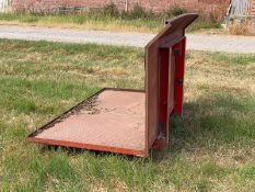 Loading carrying platform, 3pt linkage, 2.13m wide, 1.12m long, 0.9m high for carrying egg crates