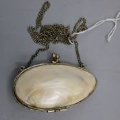 Perlmutt Döschen mit Kette zum Umhängen 1. H. 20 Jh.