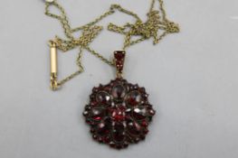 Granat Anhänger mit Kette 1. H. 20 Jh.