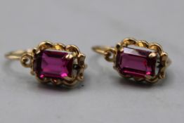 Ohrringe 333 Gold mit roten facettierten Glassteinen 1. H. 20 Jh.