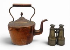 A PAIR OF ANTIQUE BRASS BINOCULARS TOGETHER WITH A BRASS CARRIAGE CLOCK AND A LARGE COPPER TEAPOT