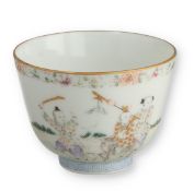 A LATE 19TH CENTURY CHINESE QING DYNASTY WINE CUP DECORATED WITH FIGURES