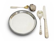 A GROUP OF SILVER TO INCLUDE 925 DISH, KNIFE, 800 SPOON AND RATTLE, 84 PURITY SPOON WITH GILDED BOWL