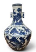 A LARGE 20TH CENTURY CHINESE BLUE AND WHITE FLORAL VASE