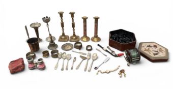 A MIXED LOT TO INCLUDE JET JEWELLERY, SILVER PLATE, BRASS, OPERA GLASSES ETC.