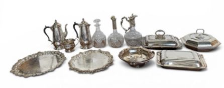 AN ELECTROPLATE AND GLASS CLARET JUG, IN LATE 19TH CENTURY STYLE, A SILVER MOUNTED DECANTER
