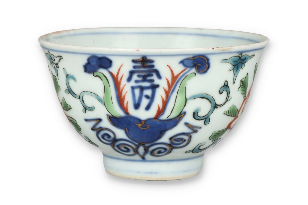 A CHINESE 18TH CENTURY 'WUCAI' PORCELAIN TEA BOWL, The interior painted ...