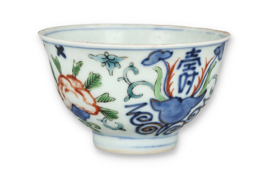 A CHINESE 18TH CENTURY 'WUCAI' PORCELAIN TEA BOWL, The interior painted ...