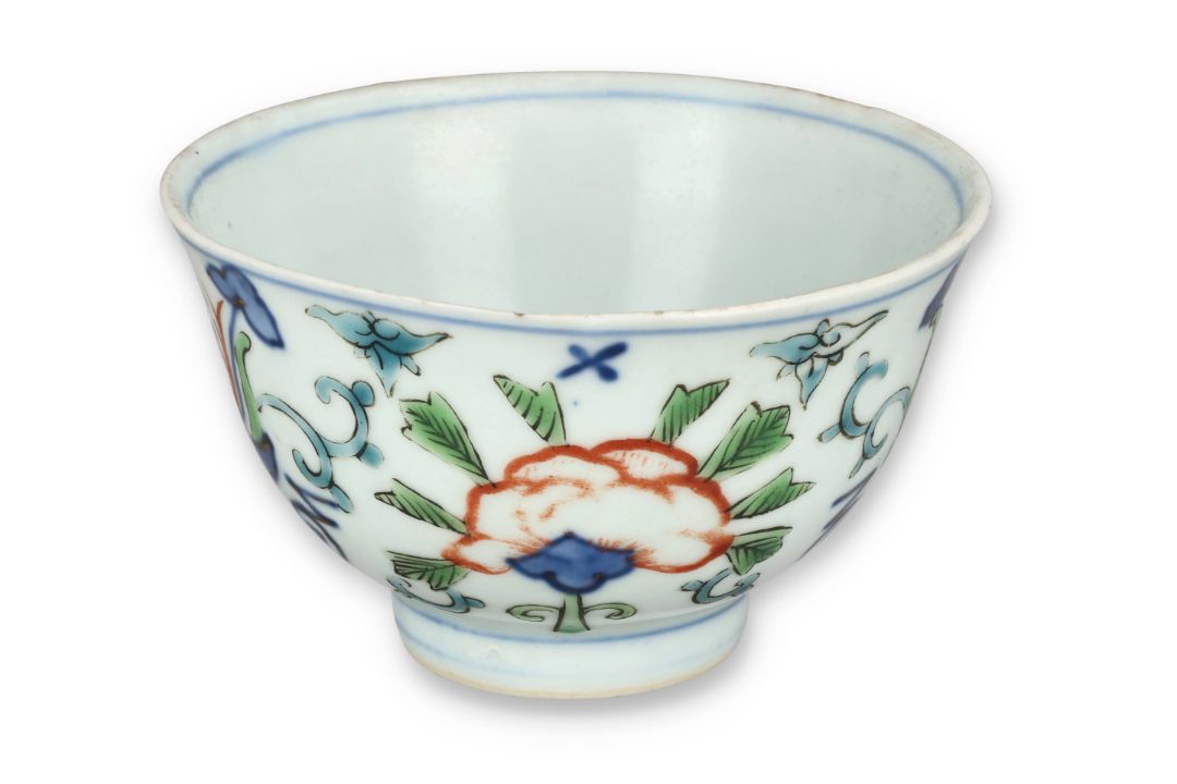 A CHINESE 18TH CENTURY 'WUCAI' PORCELAIN TEA BOWL, The interior painted ...