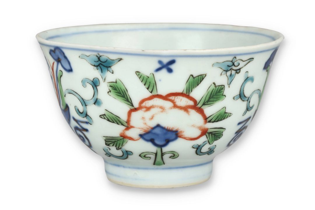 A CHINESE 18TH CENTURY 'WUCAI' PORCELAIN TEA BOWL, The interior painted ...