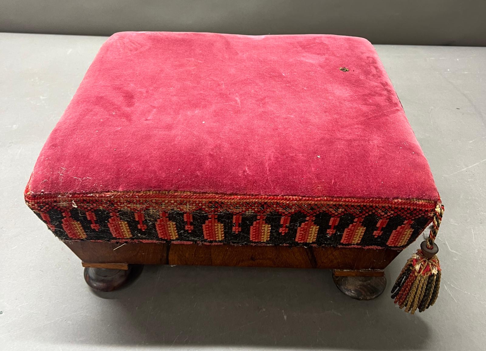 Victorian footstool with velvet top (H17cm x L36cm x D32cm) - Image 3 of 3