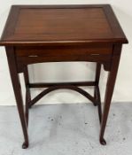 Mahogany writing/stationary desk, drop leave opening to fitted interior (H77cm x 55cm x 40cm)