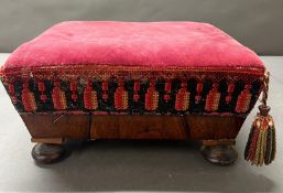 Victorian footstool with velvet top (H17cm x L36cm x D32cm)