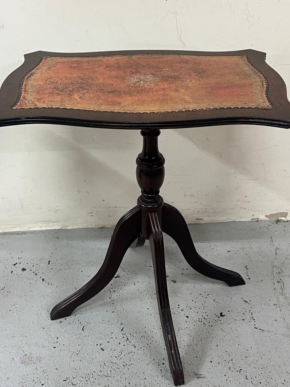 Mahogany side table with leather top (H53cm x 35cm x 48cm) - Image 2 of 2