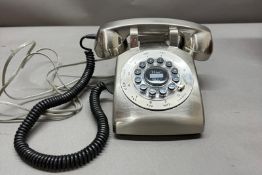 A Drey fuss 500 desk phone