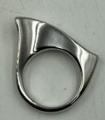 A contemporary silver ring size O