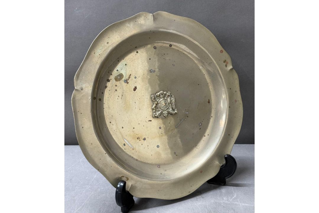 A Mexican-style tray with a central shield marked 900 to base approx weight 450g - Image 1 of 3