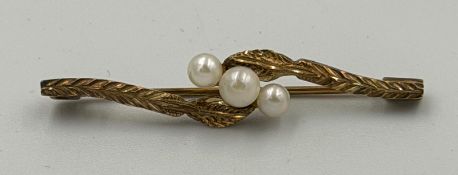 A 9ct gold three pearl brooch with an approximate weight of 2.2g