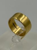 An 18ct gold wedding band approximate size R and weight 7.7g