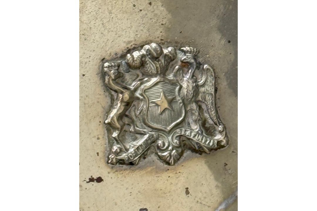 A Mexican-style tray with a central shield marked 900 to base approx weight 450g - Image 2 of 3