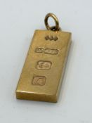 A 1977 hallmarked 9ct yellow gold Silver Jubilee ingot pendant.