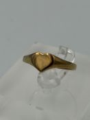 A 9ct gold heart shaped signet ring approximate weight 1.2g and size O