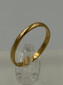 An 18ct gold wedding band approximate weight of 1.4g and size M