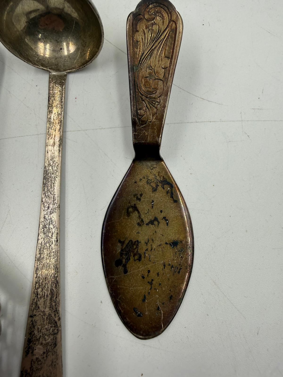 A selection of silver items to include a caddy spoon etc, various hallmarks approx weight 55g - Image 3 of 7