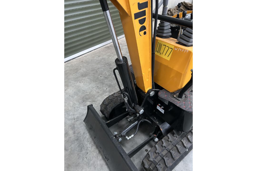 2024 Unissued JPC 1020KG 12HP Diesel Rubber Track Mini Excavator c/w Front Blade - Image 26 of 27