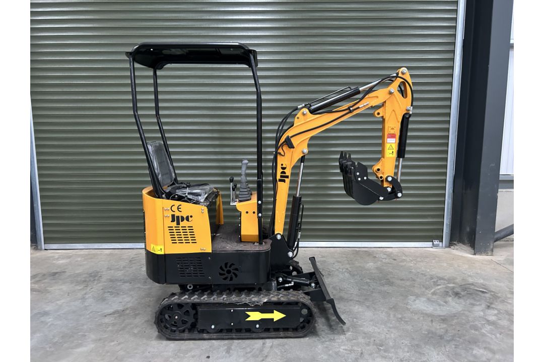 2024 Unissued JPC 1020KG 12HP Diesel Rubber Track Mini Excavator c/w Front Blade - Image 17 of 27