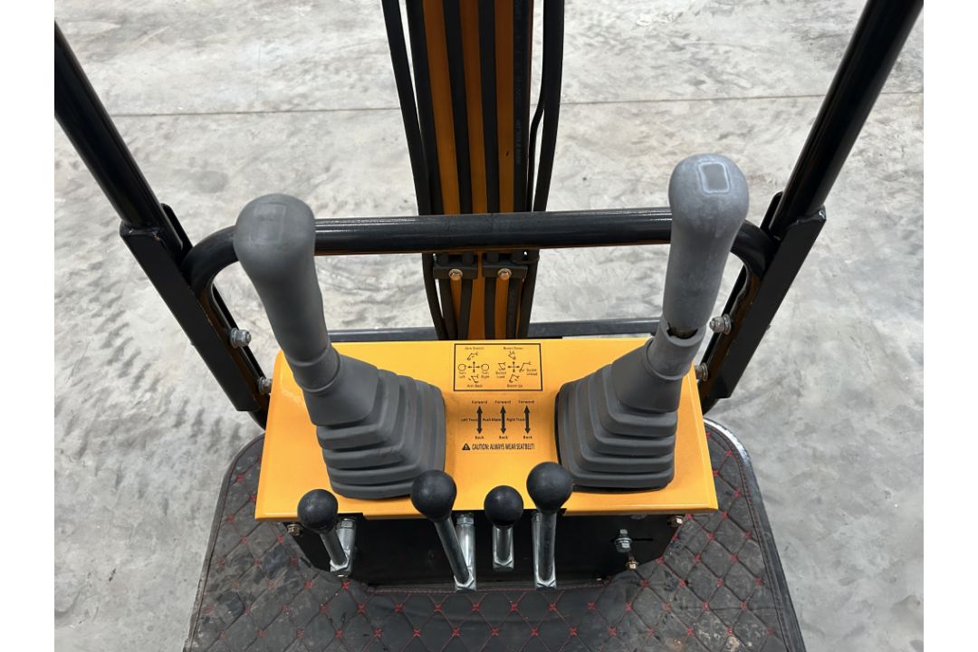 2024 Unissued JPC 1020KG 12HP Diesel Rubber Track Mini Excavator c/w Front Blade - Image 12 of 27