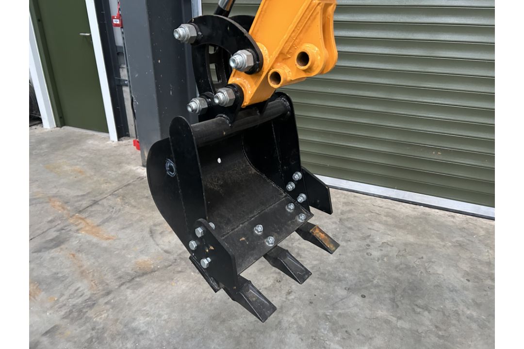 2024 Unissued JPC 1020KG 12HP Diesel Rubber Track Mini Excavator c/w Front Blade - Image 25 of 27