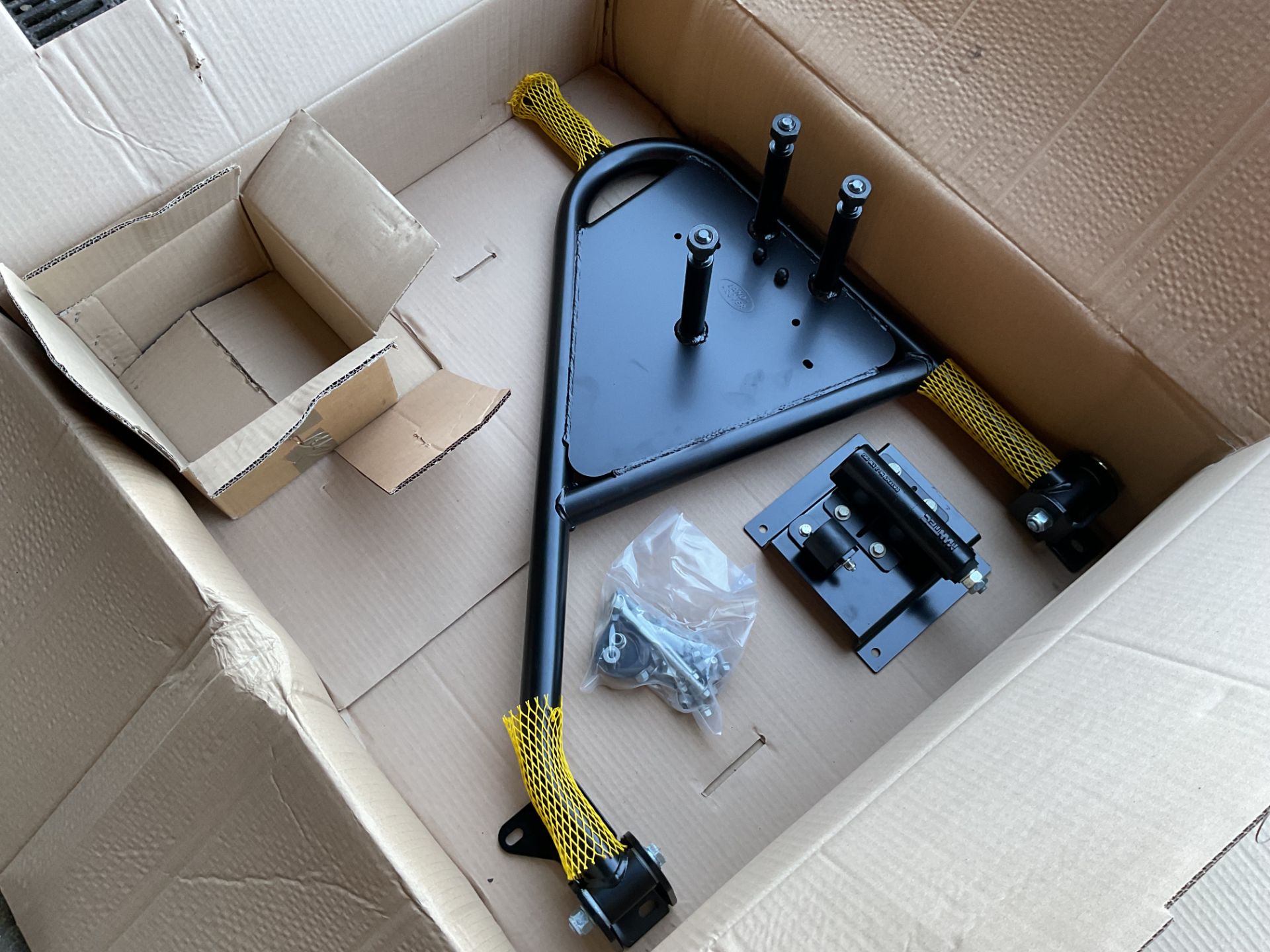 1 x New Land Rover Swing Out Spare Wheel Carrier Kit VPLDR0129 - Image 4 of 5