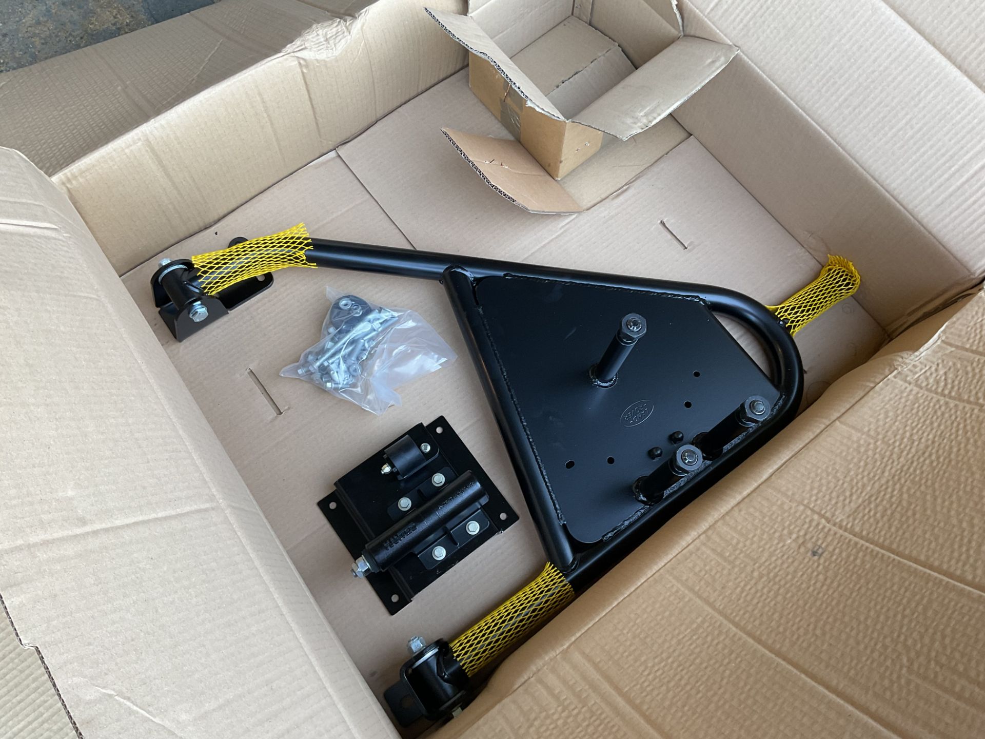 1 x New Land Rover Swing Out Spare Wheel Carrier Kit VPLDR0129 - Image 2 of 5