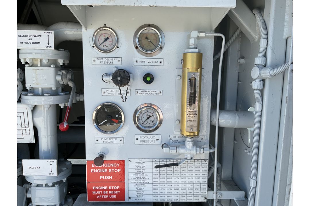 Renault Midliner 5000L Aircraft Refueller with overhead boom Etc shows only 1583 hrs, from UK MOD - Image 8 of 70