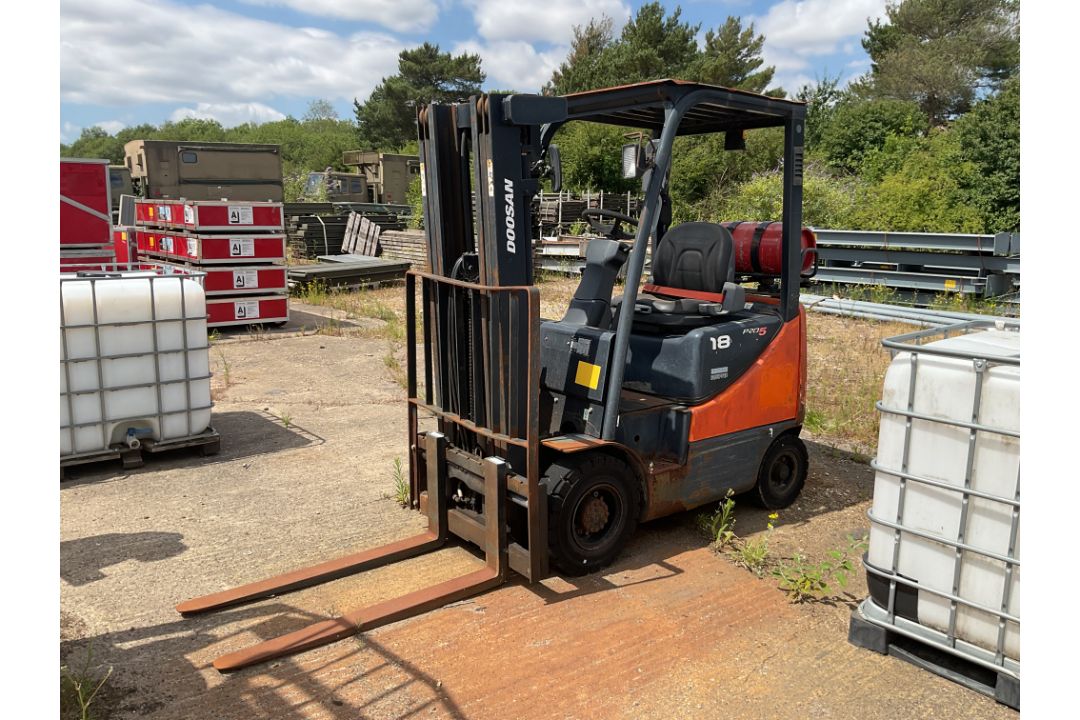 Doosan PR05 G18S-5 LPG Fork Lift 3 Stage Container Mast with Side Shift, from Govt Dept - Image 1 of 10