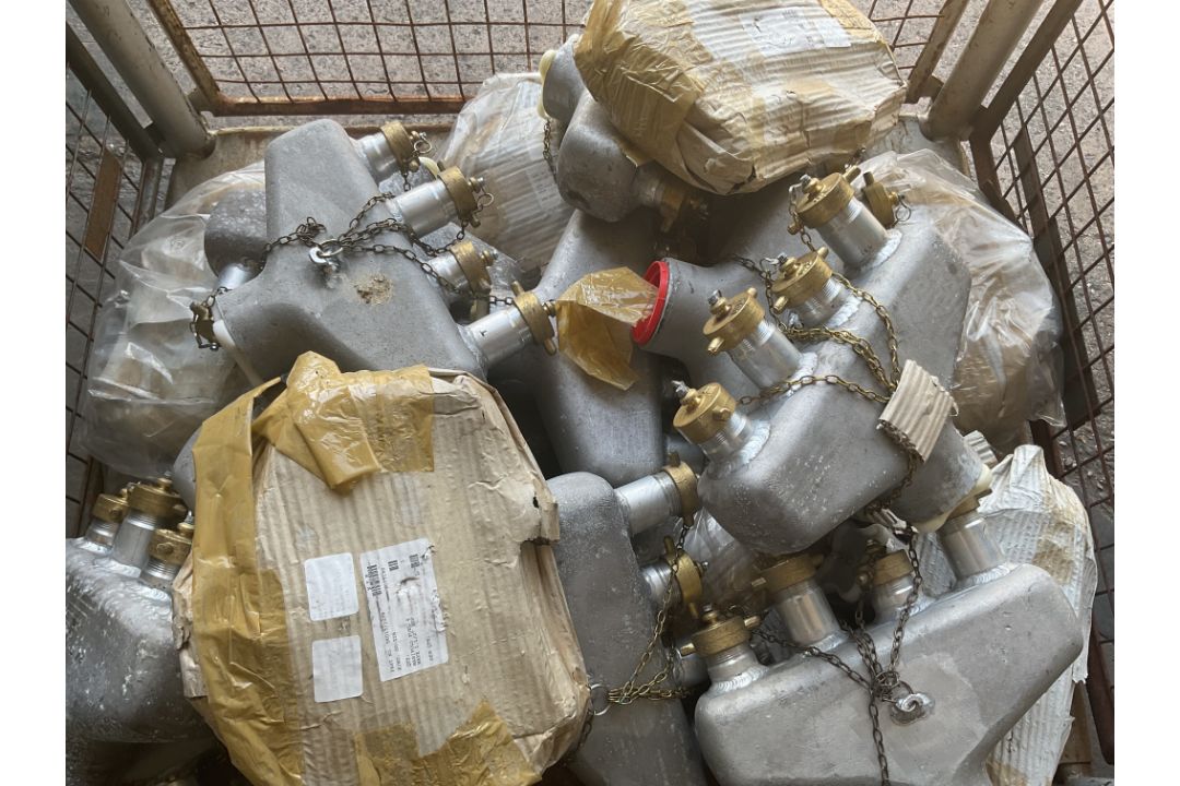 20x New Unissued Aluminium 4 Branch Fuel Manifold Units with Brass Caps, from MOD - Image 2 of 4
