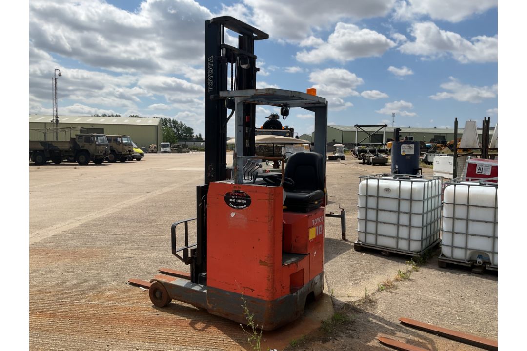 Toyota 5FBRE10 Electric Forklift with Side Shift - Image 6 of 8