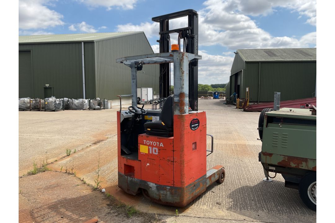 Toyota 5FBRE10 Electric Forklift with Side Shift - Image 7 of 8