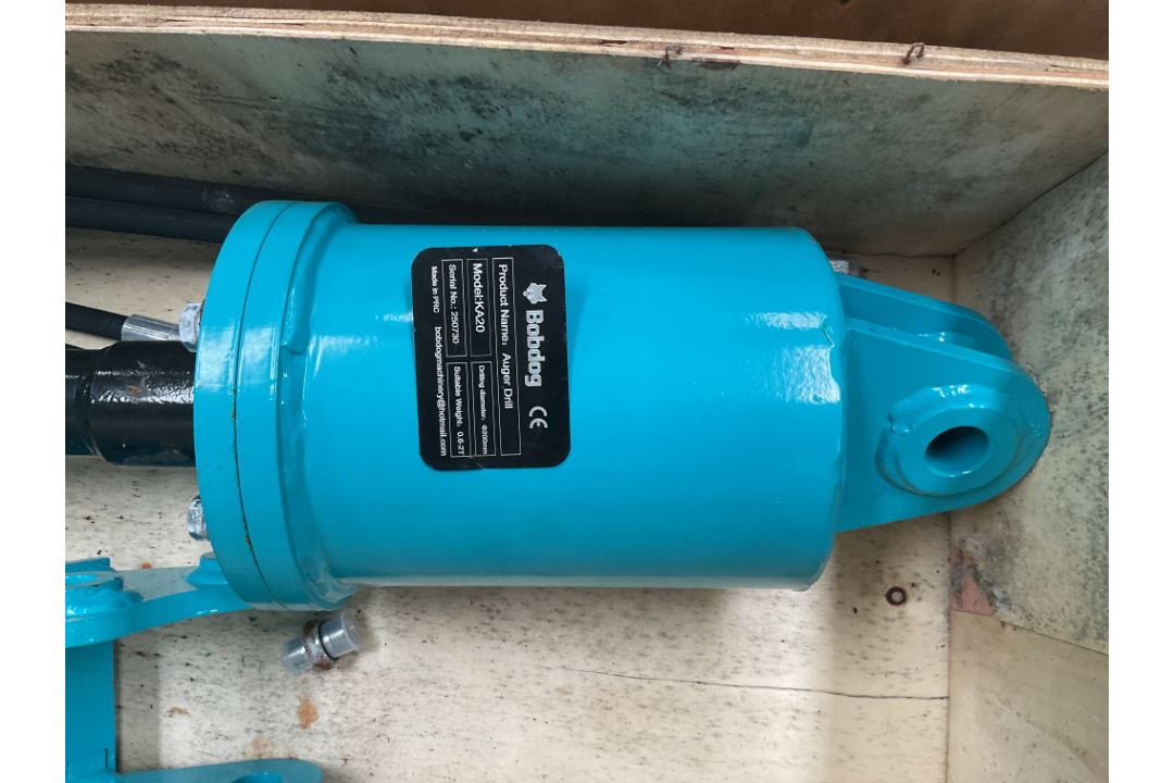 New Unissued Hydraulic Post Hole Borer for Mini Digger etc, c/w fittings & Pipes - Image 3 of 6