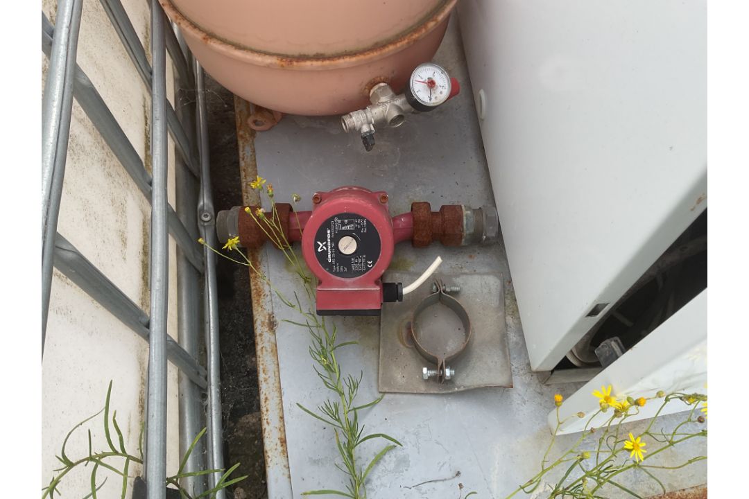 Fire Bird Central Heating / Hot Water 240V Oil / Fired Boiler and 1000L Schutz IBC Tank, from MOD - Image 8 of 9