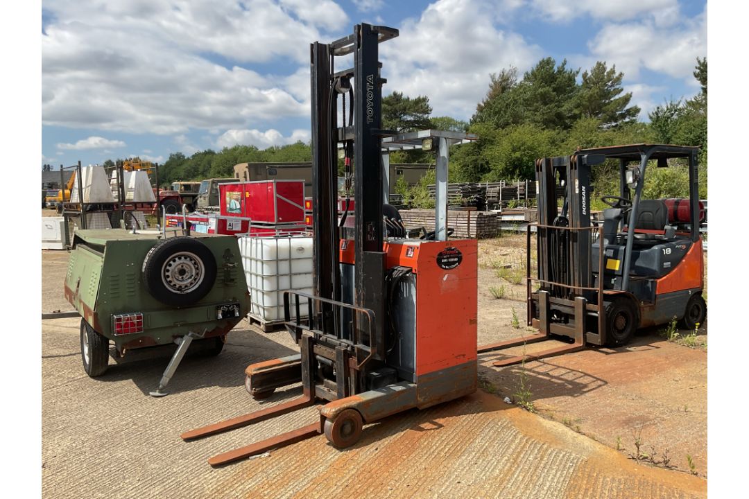 Toyota 5FBRE10 Electric Forklift with Side Shift - Image 1 of 8