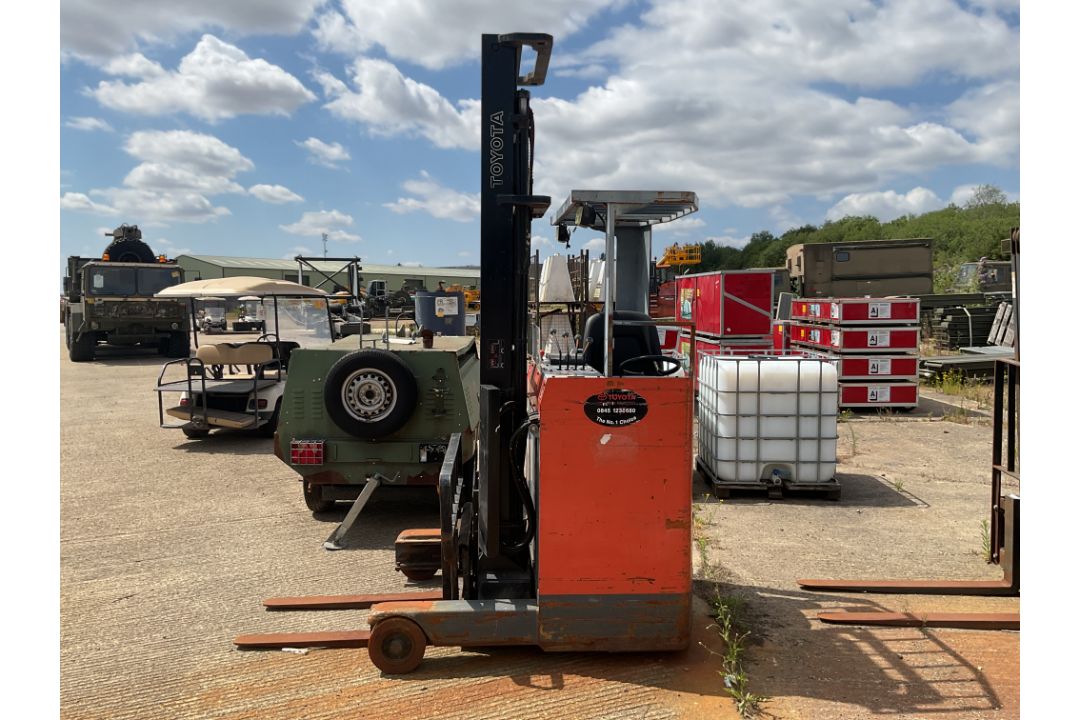 Toyota 5FBRE10 Electric Forklift with Side Shift - Image 3 of 8